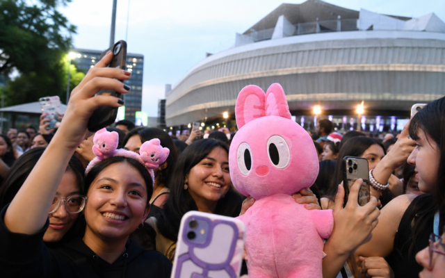 Fans recorren la Ciudad de México durante el fenómeno viral alrededor de un concierto