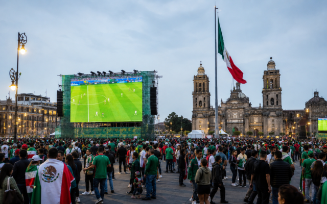 Vecinos y visitantes participan en una actividad cultural de la Ciudad de México